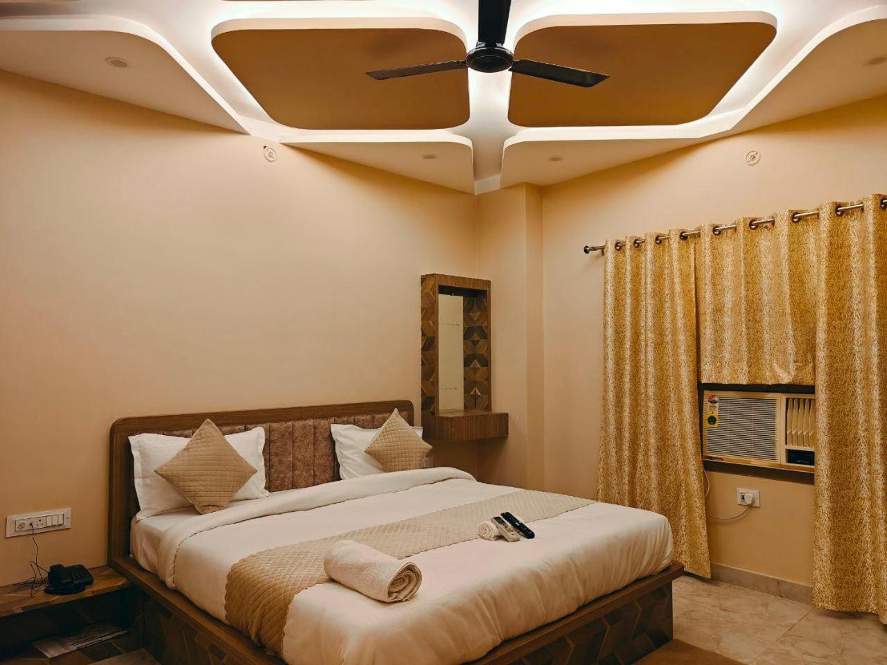 Hotel The Pushpraj バラナシ エクステリア 写真