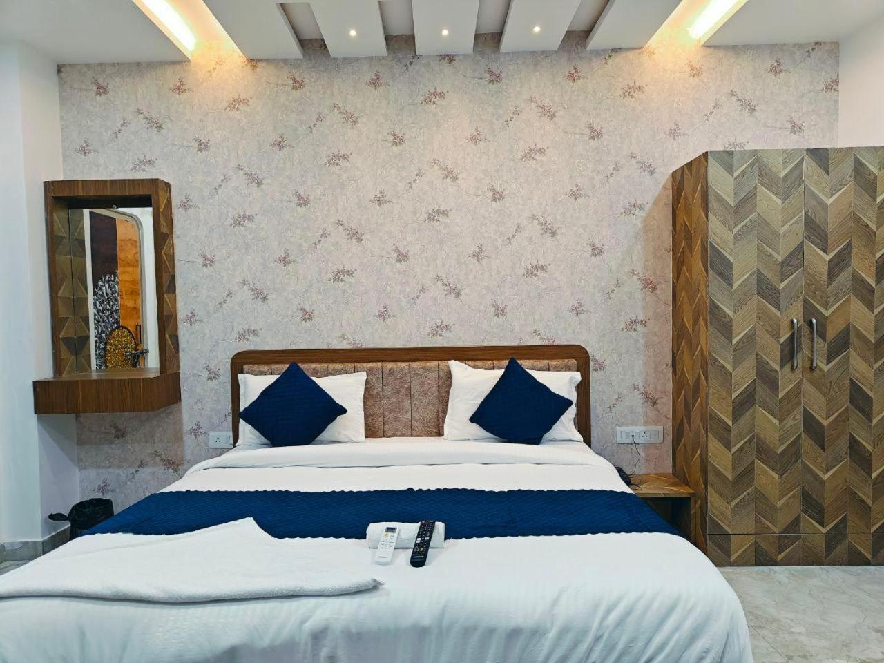 Hotel The Pushpraj バラナシ エクステリア 写真