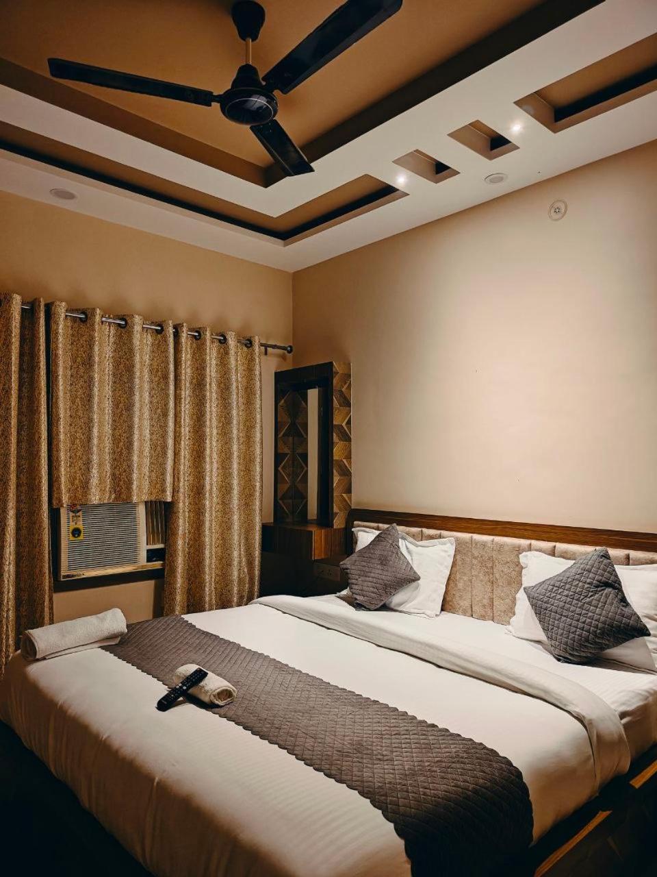 Hotel The Pushpraj バラナシ エクステリア 写真